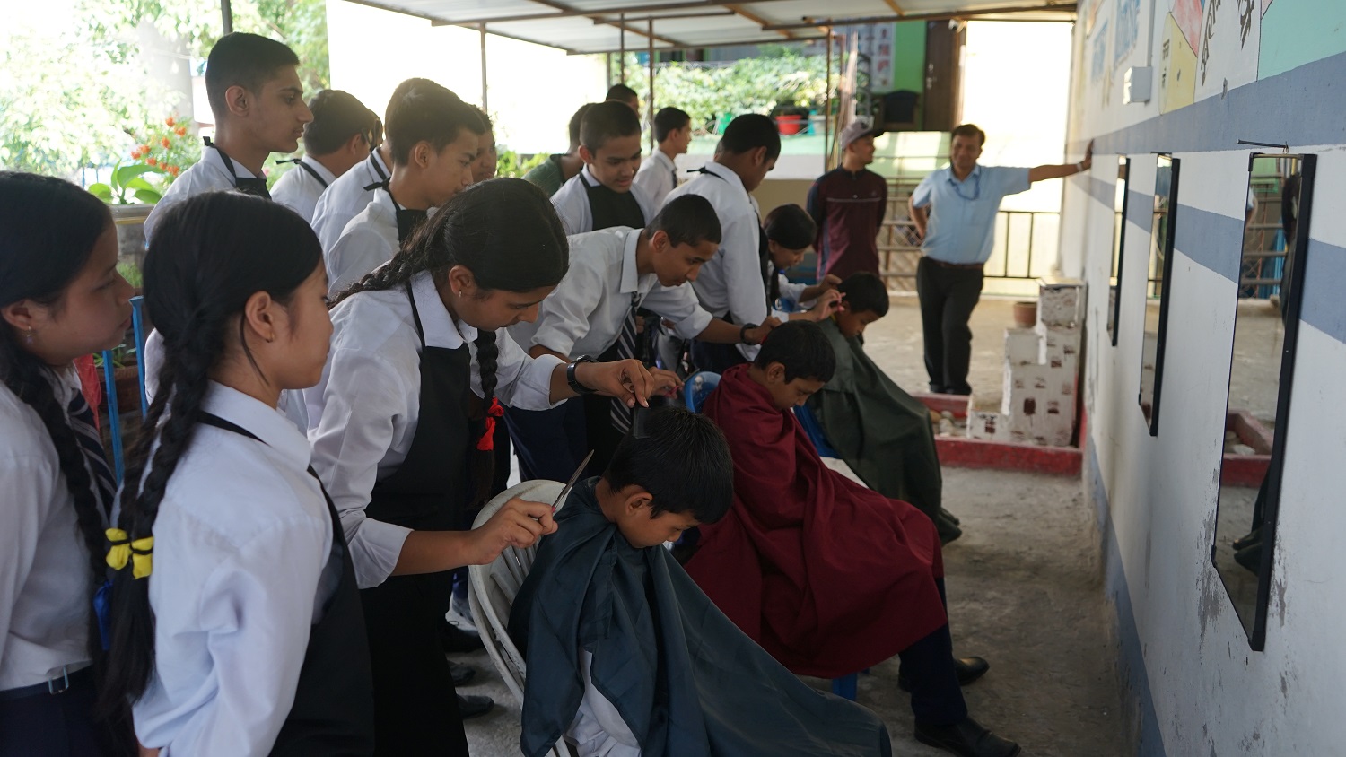 Image of https://mayorsap.com/storage/photos/10/Hair Cutting talim (1).jpg